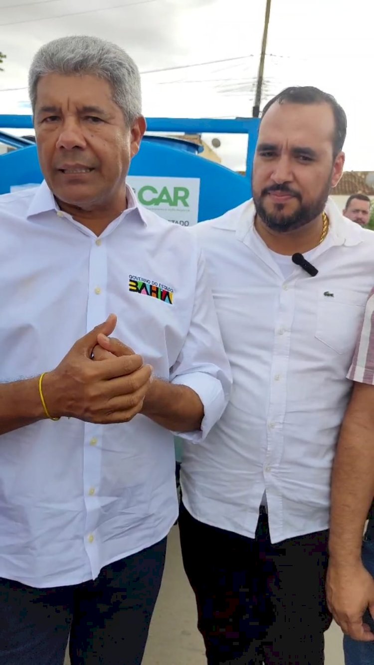 Prefeito Iko de Central recebe tanque-pipa das mãos do governador Jerônimo Rodrigues para reforçar enfrentamento à seca
