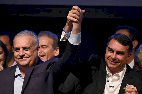 Flávio Bolsonaro anuncia deputado de Alagoas como vice e mira fortalecimento no Nordeste